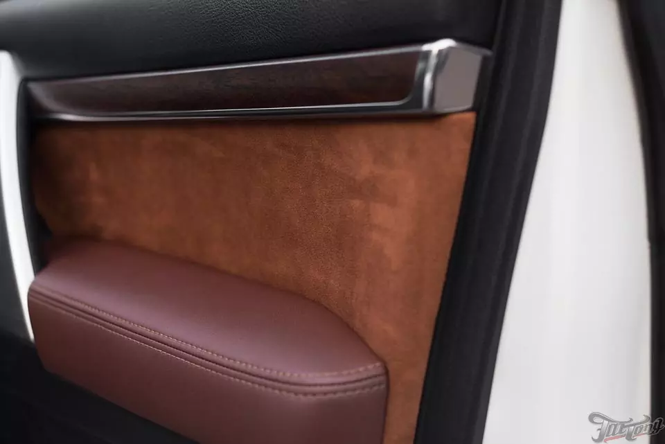 Toyota LC200. Замена центральных частей сидений на алькантару с нашей фирменной перфорацией, с целью сохранения функции обдува! Шумоизоляция дверей и окрас центральной консоли в рояльный лак!